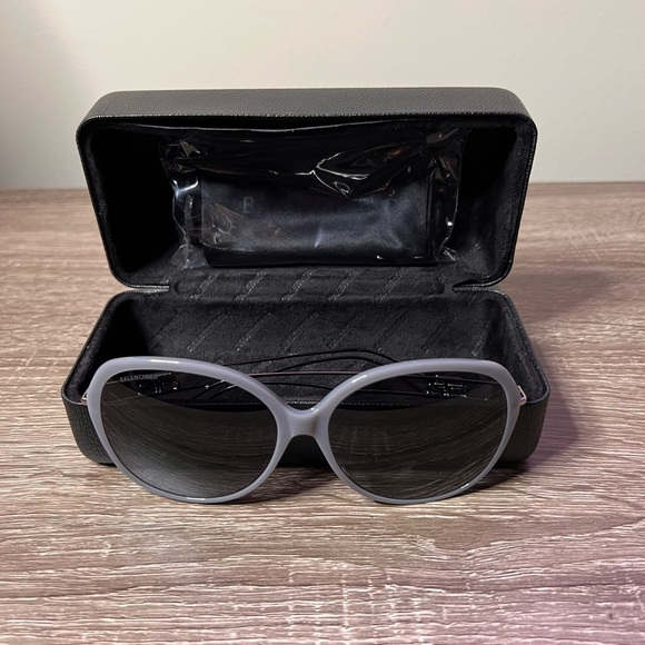 New Balenciaga BB0058SK Large Elegant Gray Sunglasses 59mm - Picture 1 of 9